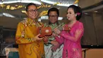 Penyanyi Keroncong Sundari Sukoco memberikan cenderamata ukulele kepada Ketua MPR Zulkifli Hasan dan Wakil Ketua Oesman Sapta dalam acara sosialisasi Empat Pilar di Nusantara IV Kompleks Parlemen Senayan, Jakarta, Kamis (14/4). (Liputan6.com/Johan Tallo)