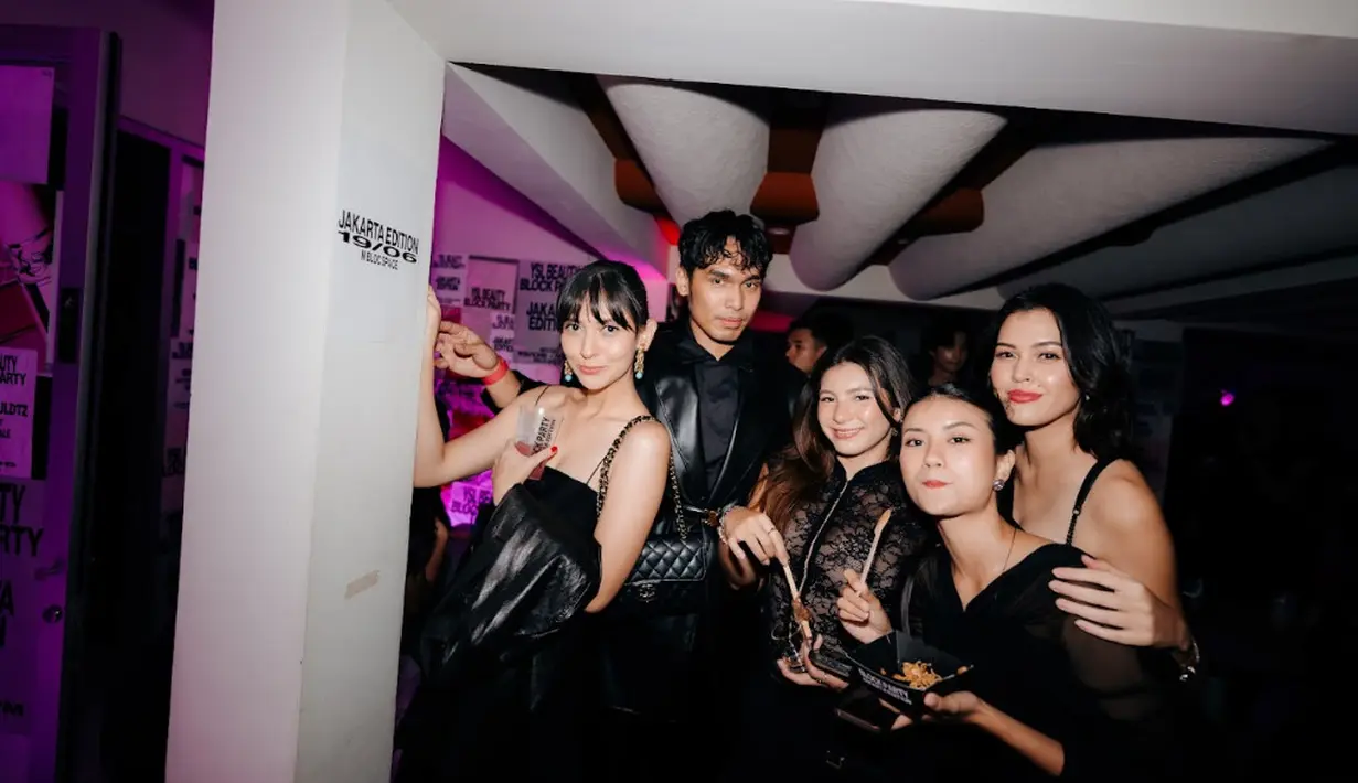 Tampak sejumlah KOL dan selebritas meramaikan keseruan YSL Beauty Jakarta Block Party. [Foto: YSL.DOK]