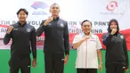 Ketua Umum PBVSI, Imam Sudjarwo (kedua kanan) berfoto bersama dengan kapten Timnas Bola Voli Pantai Putra, Mohammad Asyifa (kiri), kapten Timnas Bola Voli Indoor Putra, Hernanda Zulfi (kedua kiri), dan kapten Timnas Bola Voli Pantai Putri, Dhita Juliana saat pelepasan Timnas Bola Voli Indonesia untuk Asian Games 2022 Hangzhou di Padepokan Voli Jenderal Kunarto, Sentul, Bogor, Kamis (14/09/2023). (Bola.com/Bagaskara Lazuardi)