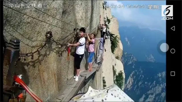 Detik-detik seorang wisatawan melepaskan pengaman dan melompat dari  tebing Gunung Huashan, Provinsi Shaanxi, China.