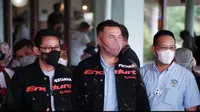Rifat Sungkar dan Menparekraf Sandiaga Uno serta Direktur Digital Marketing Communication IMI Pusat, Teuku Sultan Azwar mempopuler desa wisata di Lombok lewat MotoGP 2022 t(istimewa)