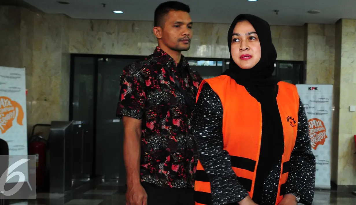 Evy Susanti berjalan keluar usai diperiksa oleh Komisi Pemberantasan Korupsi (KPK), Jakarta, Jumat (11/9/2015). Evy diperiksa sebagai tersangka dalam kasus suap tiga hakim PTUN Medan. (Liputan6.com/Helmi Afandi)
