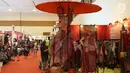 Sejumlah kain hasil kerajinan dipamerkan dalam pameran Katumbiri Expo 2017 di JCC, Jakarta, Rabu (6/12). Pameran ini digelar untuk mengangkat kesetaraan gender antara perempuan dan laki-laki yang berkiprah di bidang industri. (Liputan6.com/Angga Yuniar)
