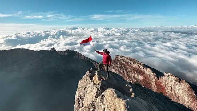Gunung Agung di Bali dianggap sebagai tempat suci bagi masyarakat Bali