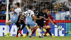 Pertarungan sengit tersaji di laga serie A antara Lazio dengan Inter Milan di Stadion Olimpico, Senin (11/5/2015). Inter Milan menang 2-1 atas Lazio. (Reuters/Giampiero Sposito)