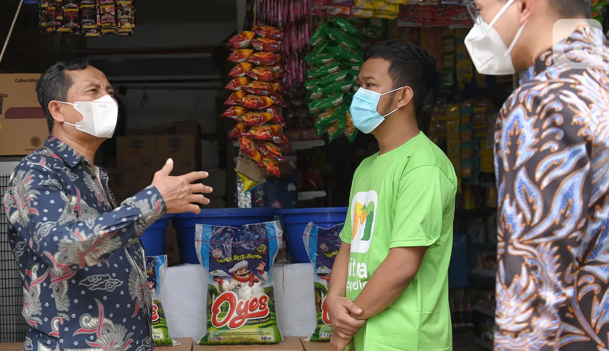 Asisten Deputi Rantai Pasok Usaha Mikro Kemenkop dan UKM Sutarmo (kiri) didampingi AVP of New Retail Tokopedia John Hadiwidjaja (kanan) berbincang dengan mitra Tokopedia di Jakarta (3/11/2021) Mitra Tokopedia telah digunakan oleh jutaan pegiat usaha tradisional di Indonesia. (Liputan6.com/HO/ID)