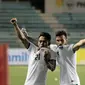 Andik Vermansah dan Stefano Lilipaly saat merayakan kemenangan ditengah kesedihan pemain Singapura di Rizal Memorial Stadium. (Bola.com/Nicklas Hanoatubun)