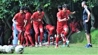 Jebolan akademi Arema FC, Vikrian Akbar, Titan Fawazzi dan Aji Saka, saat latihan fisik bersama Singo Edan di Batu. (Bola.com/Iwan Setiawan)