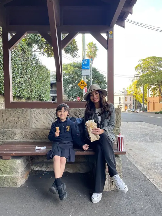 Acha berharap bisa mendapatkan pekerjaan yang tak perlu naik pesawat. Baik merintis bisnis atau bermain dalam film di  Sydney. [Instagram/septriasaacha]