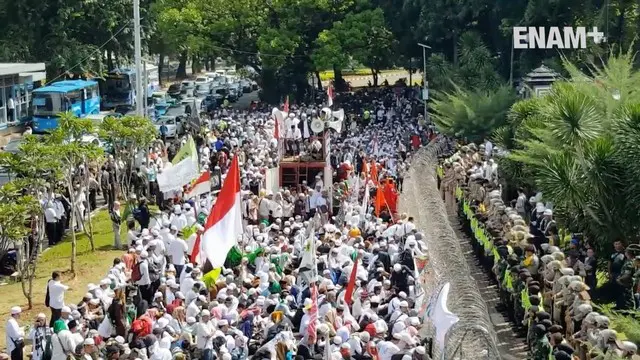 ENAM PLUS: Massa FPI Kawal Pemeriksaan Rizieq Shihab di Mapolda Metro Jaya