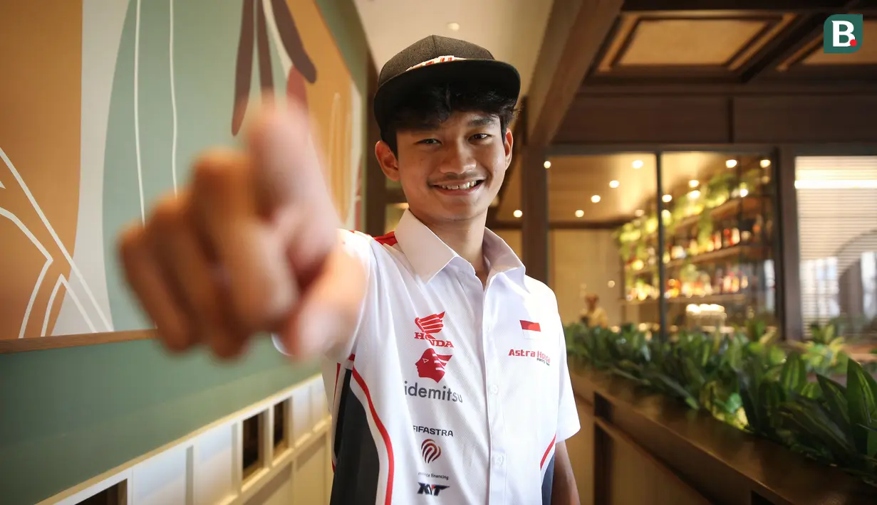 <p>Pembalap Astra Honda Racing Team, Fadillah Arbi Aditama berpose di depan fotografer setelah melakukan wawancara di Penang Bistro Gatot Subroto, Jakarta Selatan, Senin (24/07/2023). (Bola.com/Bagaskara Lazuardi)</p>