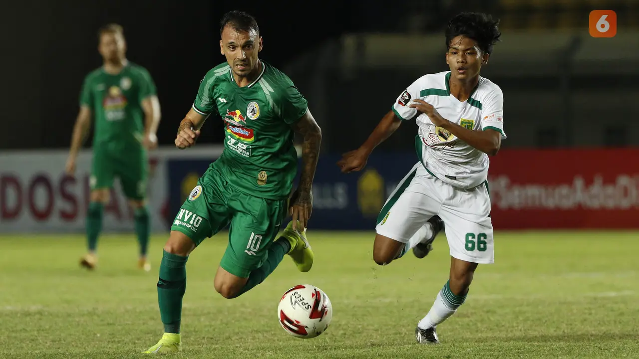 FOTO: PS Sleman Imbangi Persebaya Surabaya Tanpa Gol di Babak Pertama - Velez Nicolas Leandro; Dicky Kurniawan Arifin