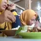 Tampak Seorang pengemis memukul perempuan yang sedang makan di salah satu rumah makan di Probolinggo karena tidak dikasi uang (Istimewa)