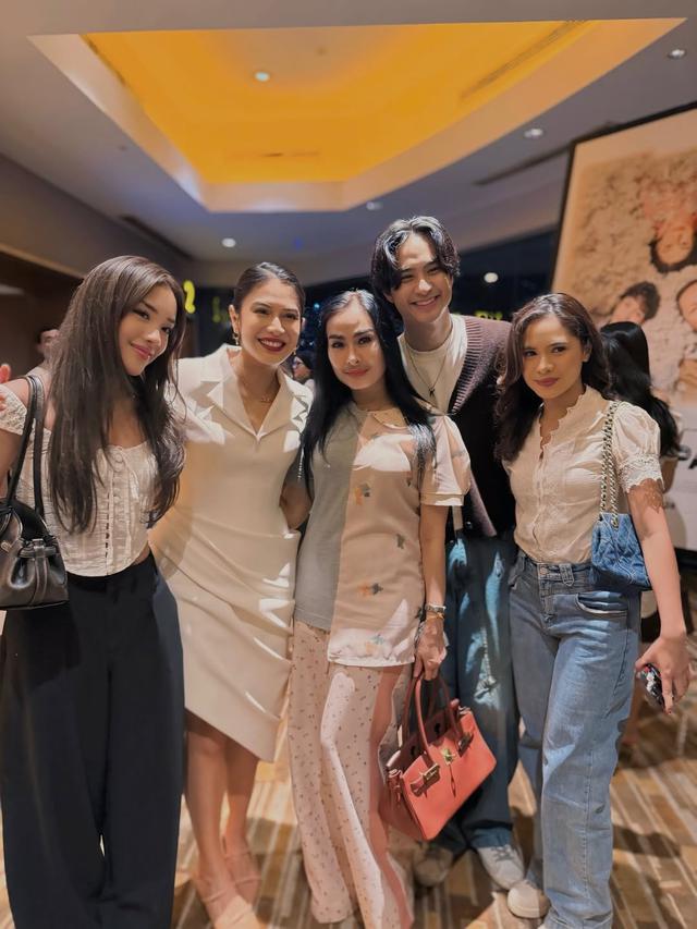 Deretan Artis Hadir di Gala Premiere Esok Tanpa Ibu, Film Terbaru Dian Sastro