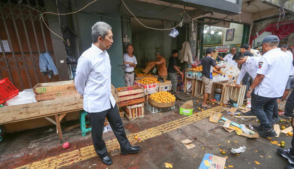 Sebagai upaya relokasi, Pemkot Bogor telah menyiapkan lokasi penampungan baru bagi para pedagang, yakni di Pasar Jambu Dua dan Pasar Gembrong Sukasari yang telah beroperasi dalam satu tahun terakhir. Tampak dalam foto, Wali Kota Bogor, Dedie A. Rachim saat meninjau penertiban Pedagang Kaki Lima (PKL) di Eks Pasar Bogor, Jawa Barat, Rabu (25/3/2026). (merdeka.com/Arie Basuki)
