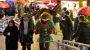 Ketika hari mulai gelap, Pasar Natal ini akan terlihat menyala dan berkilauan. Aroma sosis bakar Bratwurst, anggur panas (Gluehwein) dan almond memenuhi udara. (AP Photo/Martin Meissner)