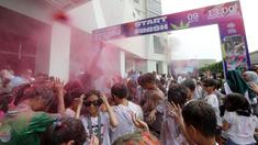 Anak-anak larut dalam keceriaan saat mengikuti lomba lari Kids Color Run di Pacific Garden, Alam Sutera, Tangerang, Minggu (9/6/2024). (Bola.com/M Iqbal Ichsan)