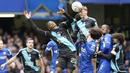 Gelandang Leicester City, Kiernan Dewsbury-Hall (tengah atas) berusaha menghalau bola dari ancaman para pemain Chelsea pada laga perempatfinal Piala FA 2023/2024 di Stamford Bridge, London, Minggu (17/3/2024). (AP Photo/Dave Shopland)