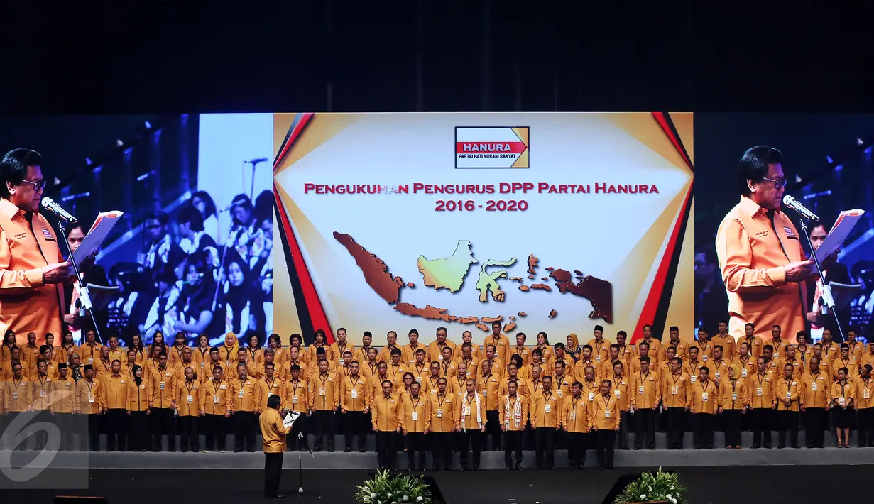 Oesman Sapta mengukuhkan Pengurus DPP Partai Hanura 2016 - 2020 saat Pelantikan Dewan Pimpinan Pusat Partai Hati Nurani Rakyat (Hanura) tahun 2016 - 2020 di Sentul International Convention Centre, Bogor, Rabu (22/02). (Liputan6.com/Johan Tallo)