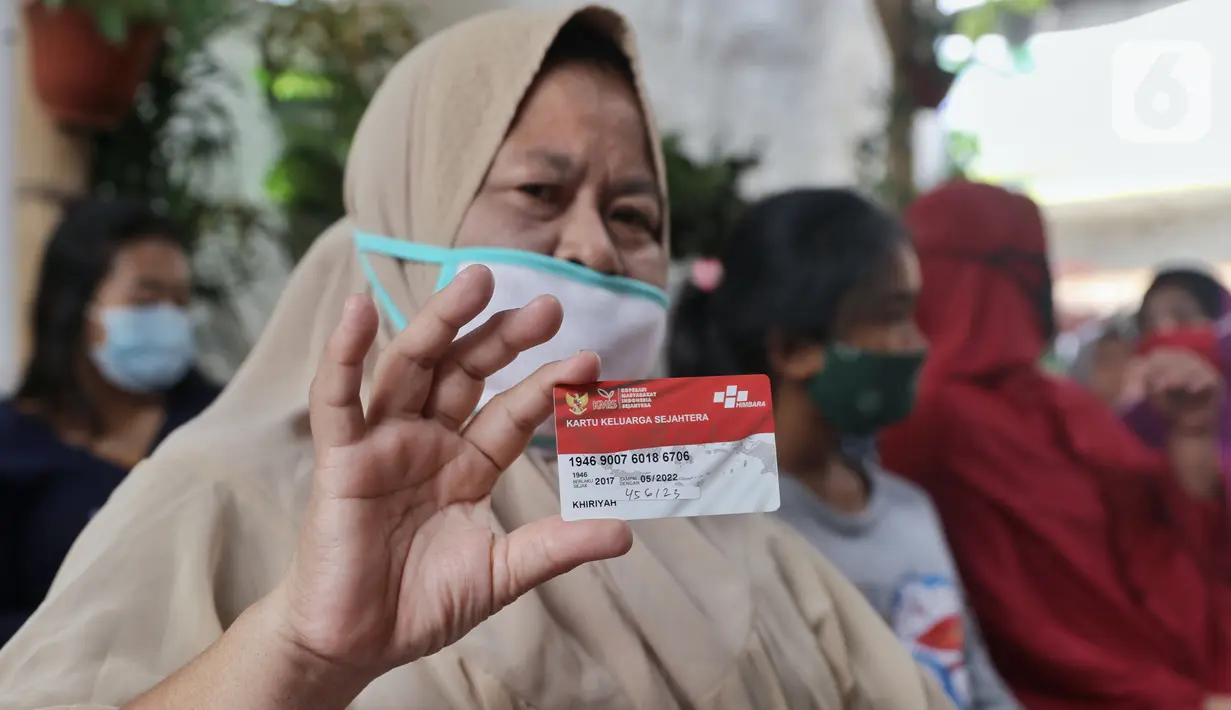 Warga menunjukkan Kartu Warga Sejahtera saat mengantre sembako BPNT di RW 01 Kelurahan Gaga,Larangan, Kota Tangerang, Banten, Rabu (24/2/2021). Bantuan tersebut senilai Rp 200.000 yang dibelanjakan 12 kg beras, 1 kg telur, tempe, sayuran dan buah. (Liputan6.com/Angga Yuniar)