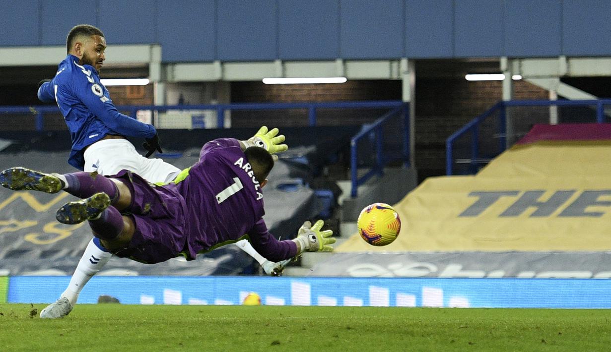 Striker Everton, Joshua King (kiri) mencetak gol ke gawang Fulham yang akhirnya dianulir wasit dalam laga lanjutan Liga Inggris 2020/21 pekan ke-24 di Goodison Park, Liverpool, Minggu (14/2/2021). Everton kalah 0-2 dari Fulham. (AP/Oli Scarff/Pool)