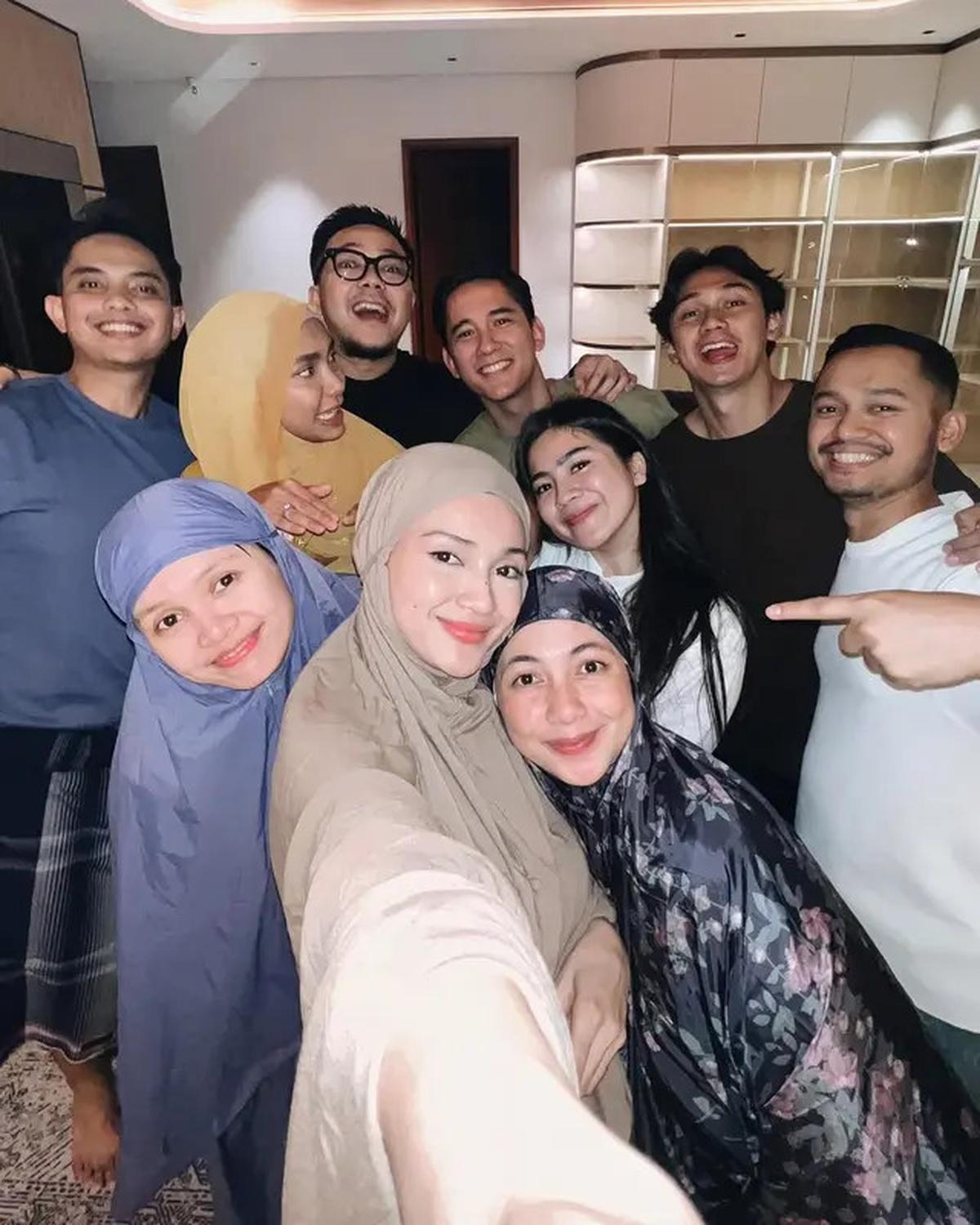 6 Potret Felicya Angelista Bukber Bareng Teman Muslim, Saling Menghargai Perbedaan