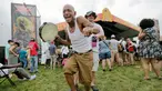 Allen Pazon saat menari di depan panggung selama New Orleans Jazz and Heritage Festival di Fair Grounds di New Orleans , AS (28/4). (Brett Duke/NOLA.com The Times-Picayune via AP)