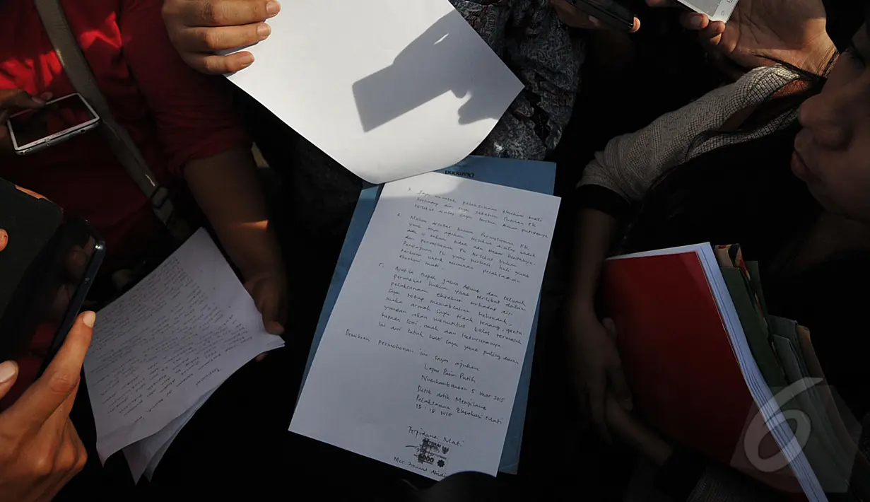 Ade Yuliawan kuasa hukum Zainal Abidin memperlihatkan surat yang ditulis oleh Zainal Abidin yang berisi ancaman Zainal kepada Jaksa Agung, Dermaga Wijaya Pura, Jawa Tengah, Kamis (5/3/2015). (Liputan6.com/Johan Tallo)