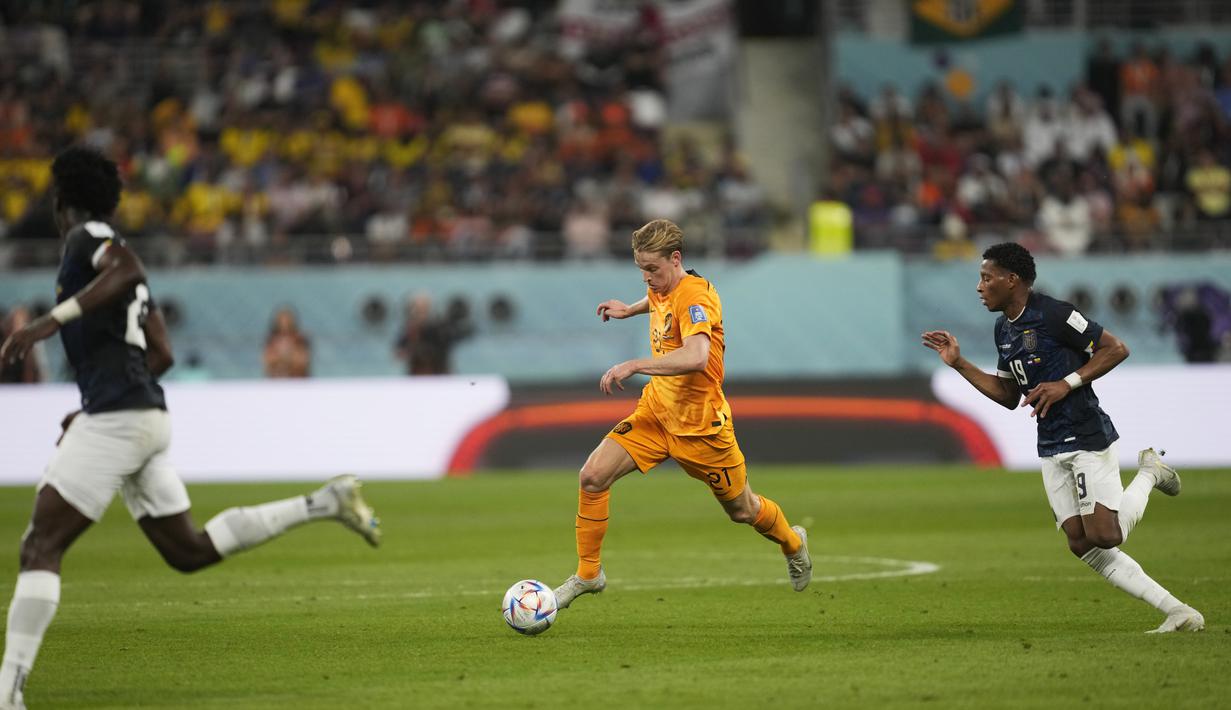 Gelandang Belanda, Frankie de Jong  membawa bola saat bertanding melawan Ekuador selama pertandingan grup A Piala Dunia 2022 Qatar di Stadion Internasional Khalifa di Doha, Qatar, Jumat (25/11/2022). Belanda bermain imbang dengan Ekuador dengan skor 1-1. (AP Photo/Darko Vojinovic)