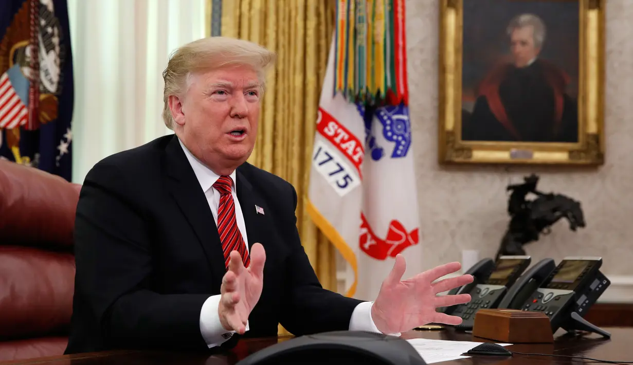 Presiden AS Donald Trump berbicara dengan prajurit militer melalui konferensi video di Gedung Putih, Selasa (25/12). Trump mengucapkan selamat Natal kepada para prajurit. (AP Photo/Jacquelyn Martin)