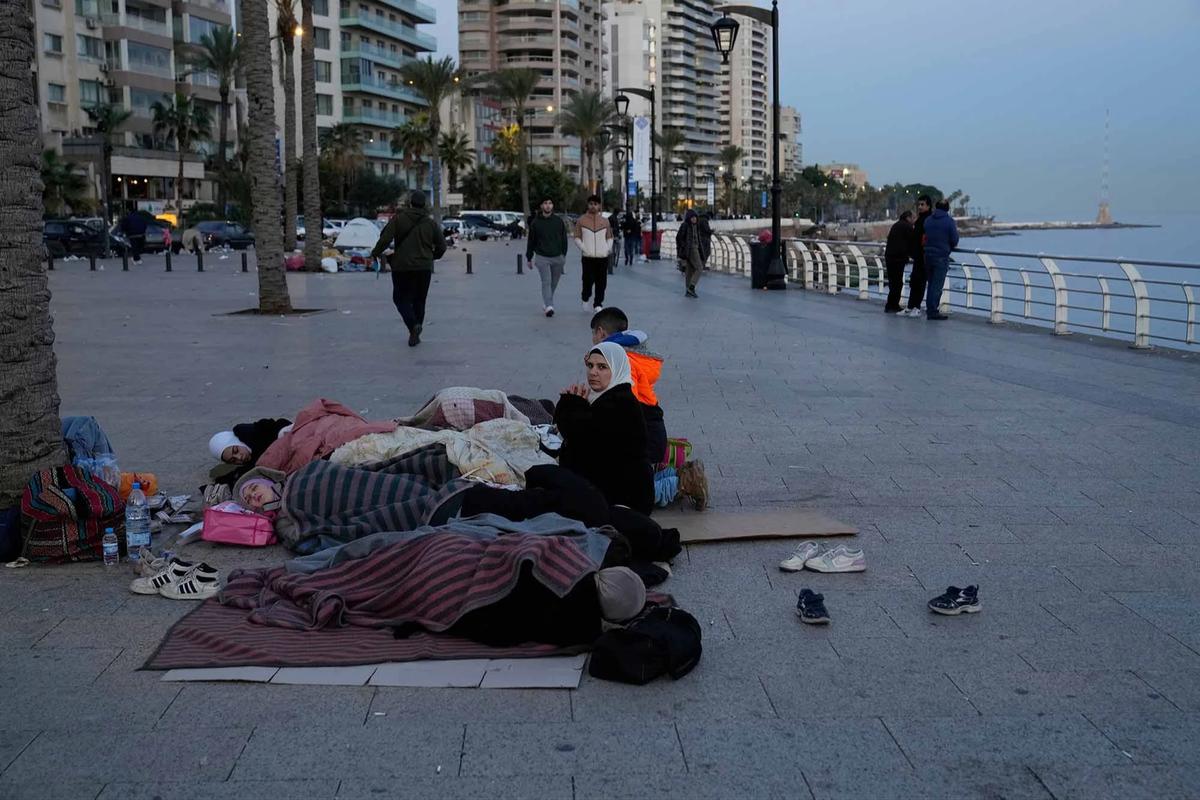 FOTO: Miris! Pengungsi Beirut Bertahan di Tepi Pantai Setelah Serangan Israel