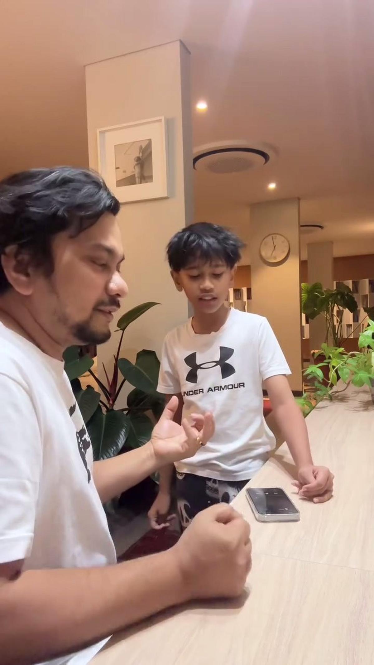 8 Potret Anak Lelaki Tompi yang Punya Suara Merdu, Begini Momen saat Berlatih Dengan Sang Ayah