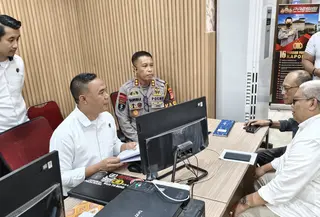 Rektor nonaktif UNM Karta Jayadi laporkan akun Instagram anonim ke Polda Sulsel. (Liputan6.com/Fauzan)