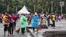 Truk penyapu jalan membersihkan sisa sampah usai perayaan Tahun Baru 2019 di Monas, Jakarta, Selasa (1/1). Pengelola Monas mencatat ada sekitar 36.200 orang yang hadir saat perayaan Tahun Baru 2019. (Liputan6.com/Faizal Fanani)