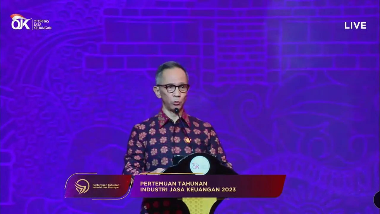 Ketua Dewan Komisioner Otoritas Jasa Keuangan Mahendra Siregar