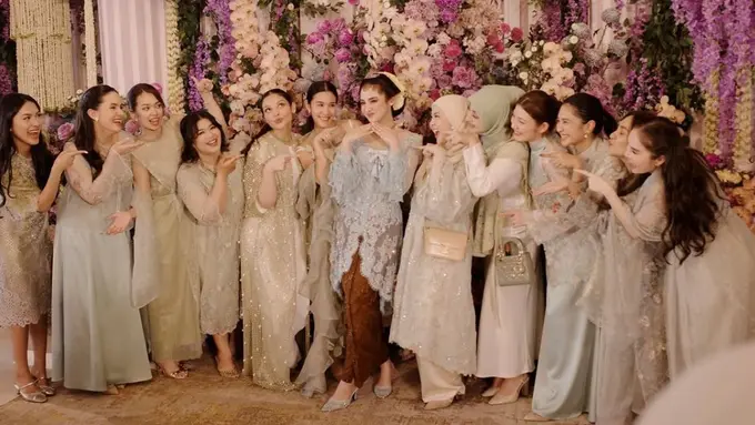 Para Bridesmaid di Siraman dan Pengajian Syifa Hadju. [@kesharatuliu05]