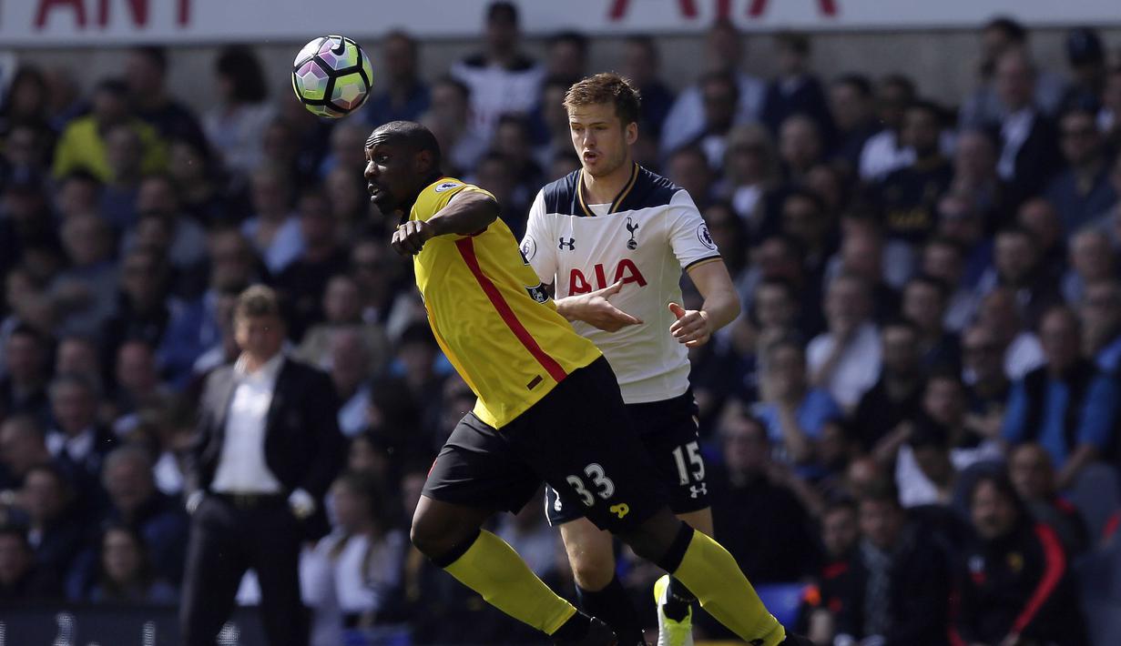 Pemain Watford, Stefano Okaka Chuka (kiri) menghalau bola dari kejaran pemain Tottenham, Eric Dier pada lanjutan Premier League pekan ke-32 di  White Hart Lane, London, (8/4/2017). Tottenham menang 4-0. (AP/Tim Ireland)