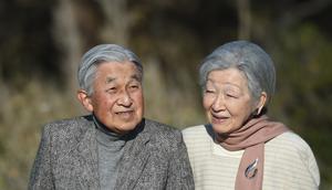 Kaisar Jepang Akihito bersama Permaisuri Michiko berjalan-jalan di pantai dekat Hayama Imperial Villa, Prefektur Kanagawa, Senin (21/1). Akihito akan menjadi kaisar Jepang pertama yang turun takhta dalam 200 tahun terakhir. (Kazuhiro NOGI/AFP)