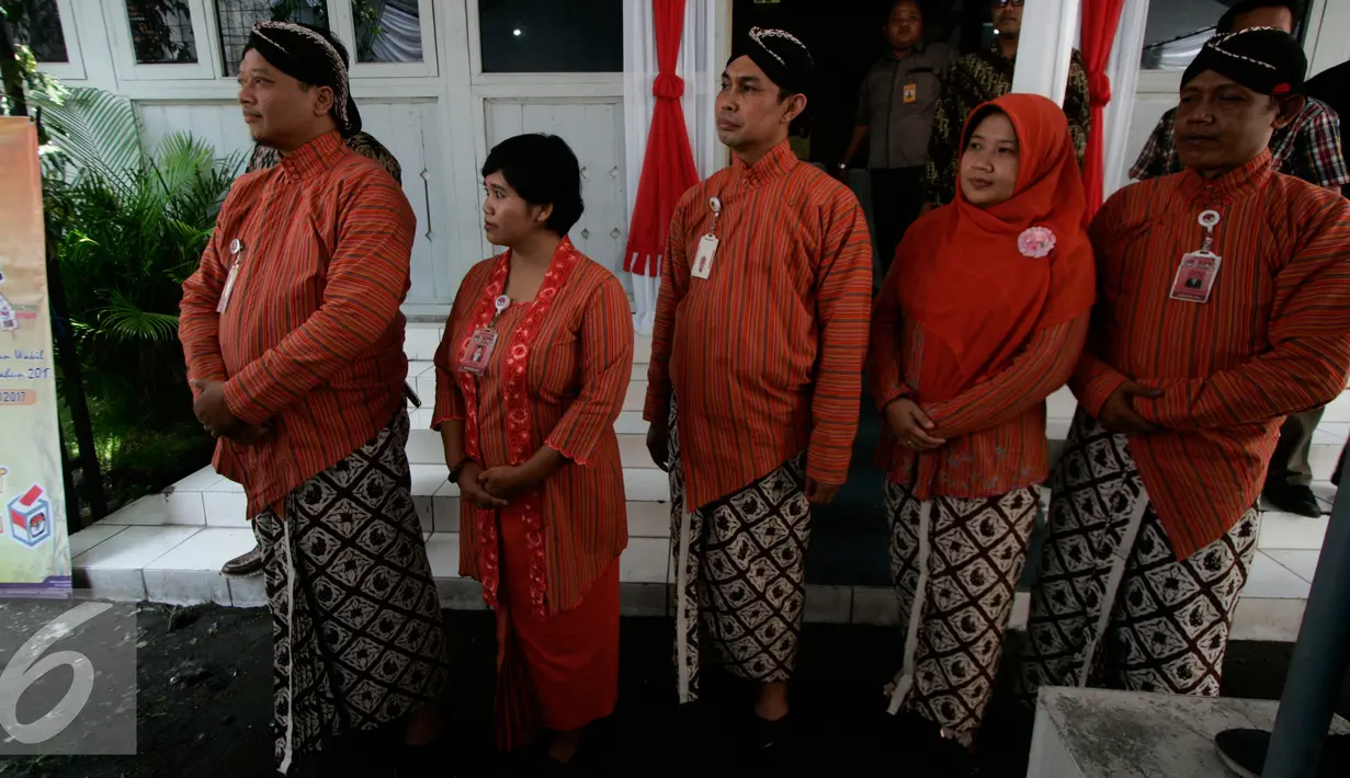 Petugas KPUD bersiaap siap menyambut kedatangan pasangan calon walikota dan wakil walikota Yogyakarta Imam Priyono-Ahmad Fadli mendaftarkan di KPUD kota Yogyakarta, Rabu (21/9).  (Liputan6.com/Boy Harjanto)