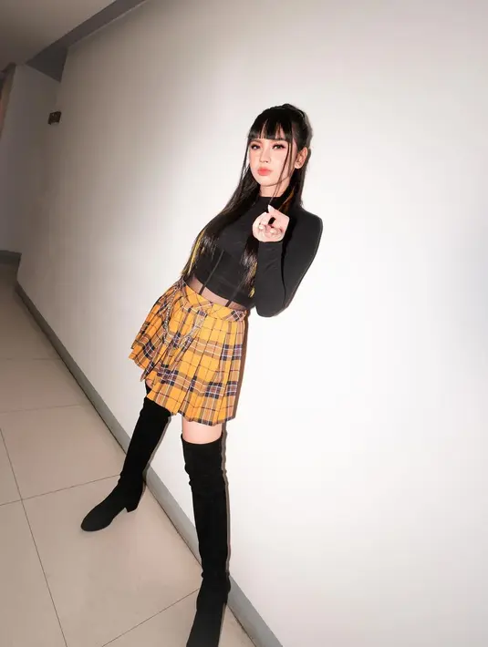 Dalam foto yang diunggah ke Instagram, penyanyi jebolan Indonesian Idol itu tampil dengan rambut panjang diikat sebagian ke belakangan dan berponi. (FOTO: instagram.com/lyodraofficial/)