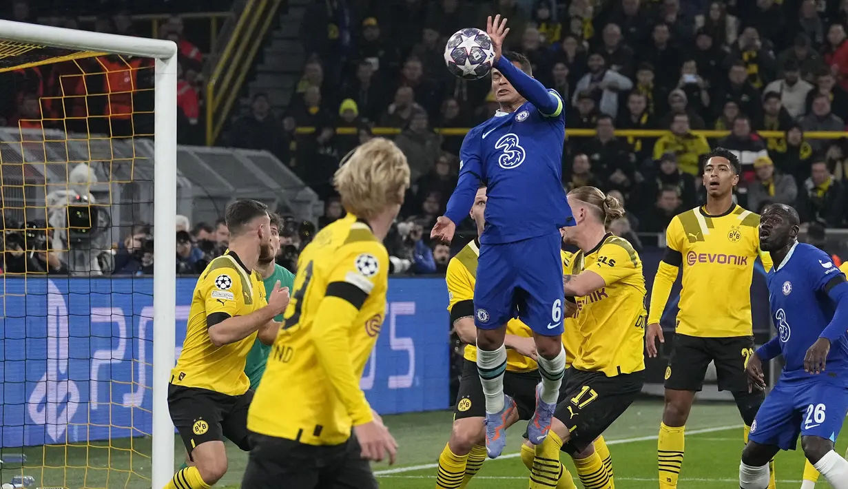 Pemain Chelsea, Thiago Silva mencetak gol dengan tangannya ke gawang Borussia Dortmund yang akhirnya dianulir wasit dalam laga leg pertama babak 16 besar Liga Champions 2022/2023 di Signal Iduna Park, Dortmund, Kamis (16/2/2023) dini hari WIB. (AP Photo/Martin Meissner)