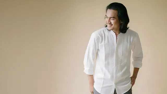 Referensi Outfit untuk Kondangan Pria Setelan Kemeja Putih dan Celana Abu dengan Sepatu Kulit untuk kondangan 2025/Nurul Diva Kautsar via Meta AI