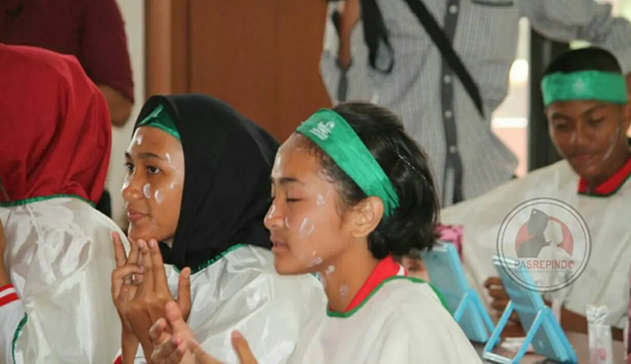 Bukan hanya itu, dalam pelatihan yang sudah didapatkannya sejak beberapa bulan lalu, para Paskibraka ini juga mendapatkan pelatihan make-up. Baik laki-laki dan perempua, semuanya diajarkan merias diri. (Facebook/Pasrepindo)