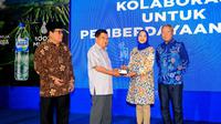 Dewan Masjid Indonesia (DMI) dan Aqua pada hari ini, Senin (9/12/2024) menandatangani Nota Kesepahaman (MoU) di Pabrik Aqua di Mekarsari, Sukabumi, Jawa Barat (Jabar). (Ist)