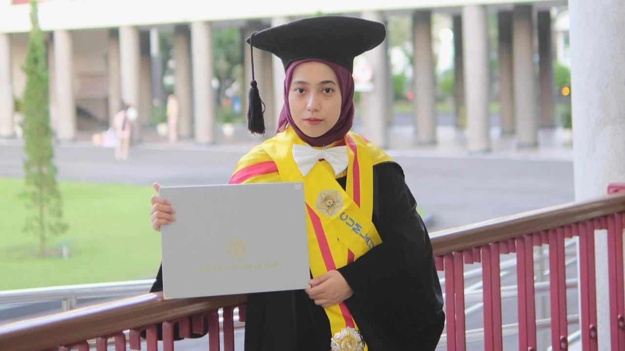 Dewi Agustiningsih, lulusan Program Studi Kimia, Fakultas Matematika dan Ilmu Pengetahuan Alam (FMIPA) UGM yang dinobatkan sebagai lulusan doktor tercepat dan termuda.