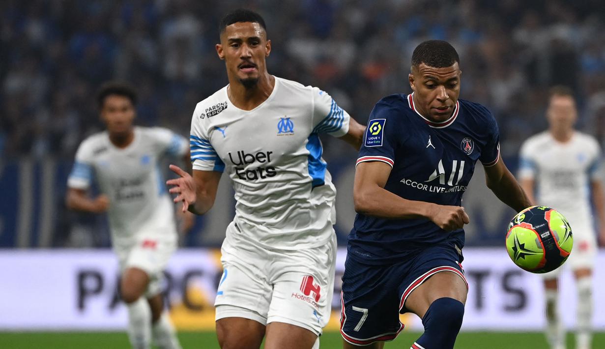 William Saliba (kiri) menjadi pemain U-20 yang memiliki waktu bermain terbanyak musim ini, yaitu 2250 menit. Pemuda 20 tahun tersebut mampu menunjukkan kedewasaan dan ketenangan sebagai bek tengah Marseille. Musim ini, Saliba telah tampil sebanyak 35 kali. (AFP/Christophe Simon)