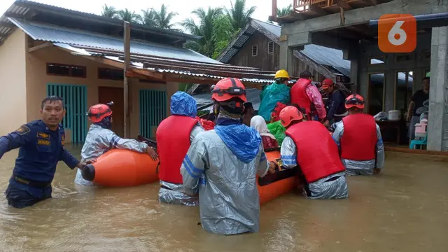 Petugas gabungan mengevakuasi warga