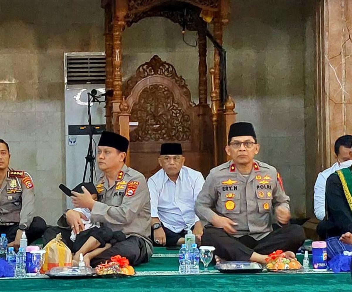 Kapolda Banten, Irjen Pol Rudy Heriyanto, memangku bocah berusia 5 tahun selama tausiyah dan berdoa (Liputan6.com/Pramita   Tristiawati)