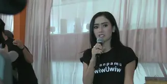 Cita Citata baru saja merilis single terbarunya yang berjudul Aku Tanpamu Uwiw Uwiw. Apa sih yang dimaksud kata Uwiw Uwiw? Bagaimana joget khas Cita dalam single ini?