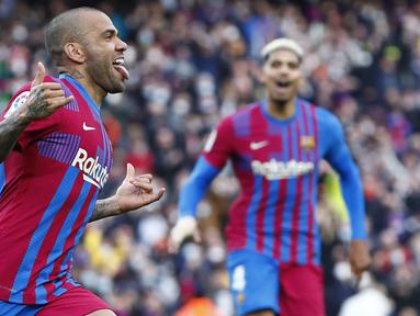 Kemenangan 4-2 Barcelona atas Atletico Madrid di laga lanjutan Liga Spanyol tak lepas dari peran vital bek sayap asal Brasil mereka, Dani Alves yang telah menyumbang satu gol dan satu assist. Selain dirinya, berikut 5 pemain yang tampil mengagumkan pada laga tersebut. (AP/Joan Monfort)